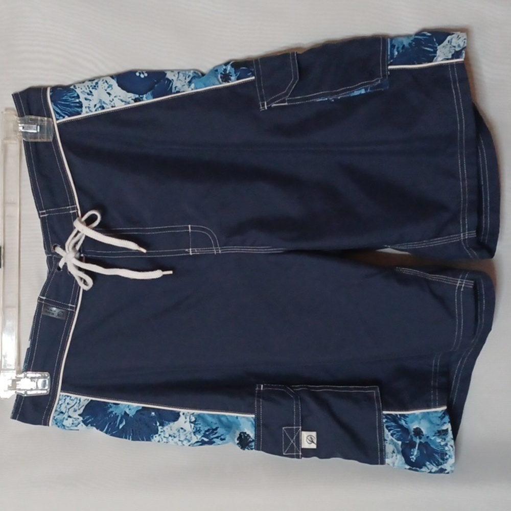 BEACH RAYS A Passion for Surfing Blue   and White Drawstring Shorts. Size 34.